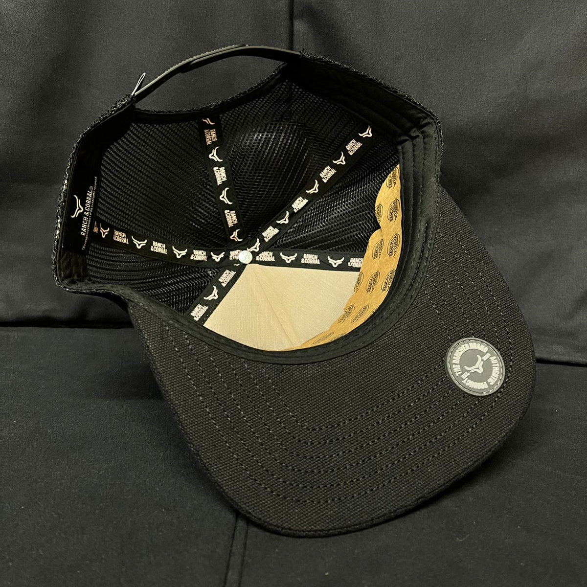 EXCAVADORA AMARILLO Y NEGRO RANCH AND CORRAL