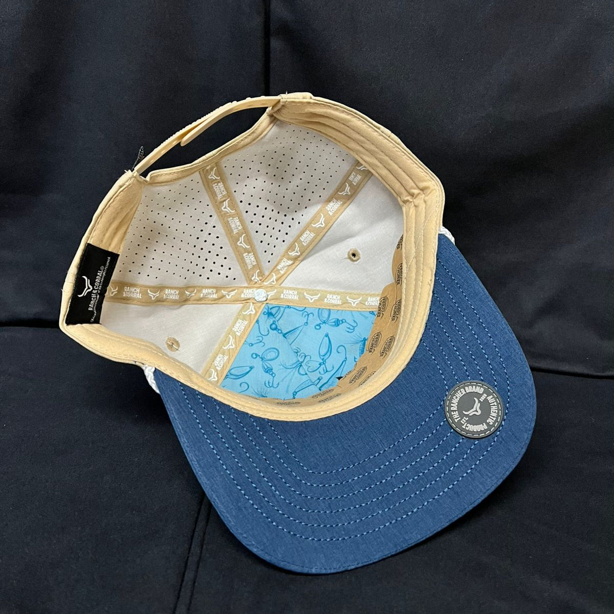 GORRA DE PESCA REPELENTE AL AGUA BEIGE Y AZUL RANCH AND CORRAL