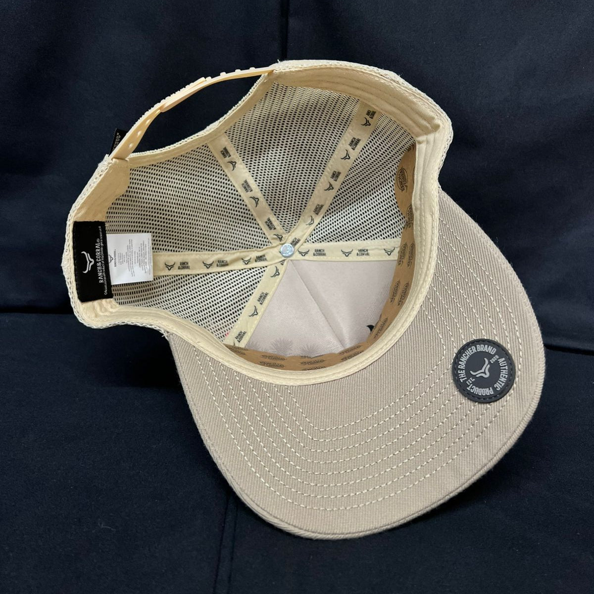 DESIERTO Y MONTAÑAS BEIGE RANCH AND CORRAL