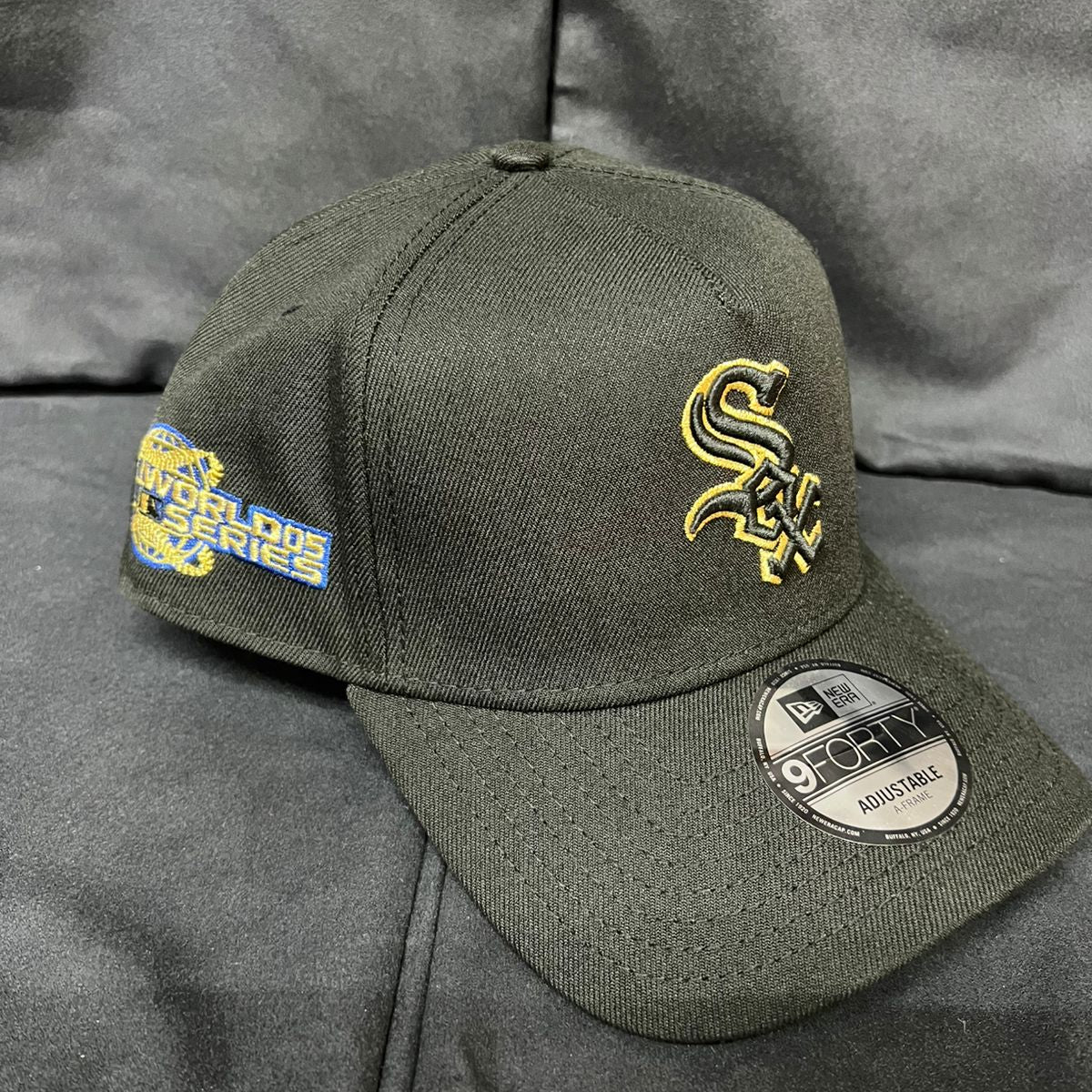 SOX NEGRA LOGO DORADO NEW ERA