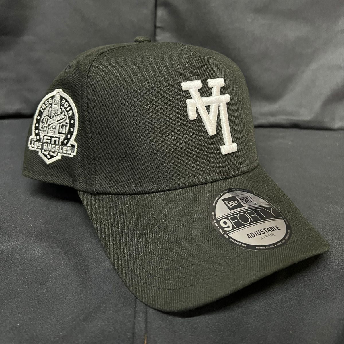 LA INVERTIDO LOGO BLANCO NEGRA NEW ERA