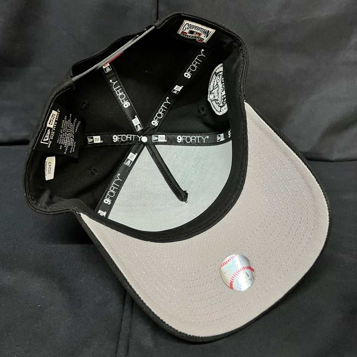 LA INVERTIDO LOGO BLANCO NEGRA NEW ERA