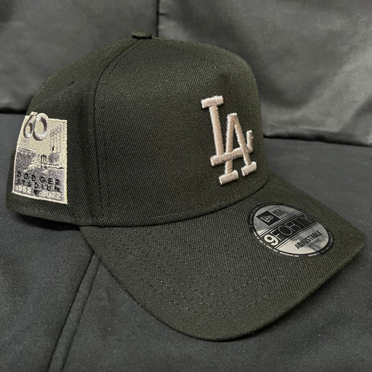 LOS ANGELES LOGO PLATEADO NEGRA  NEW ERA