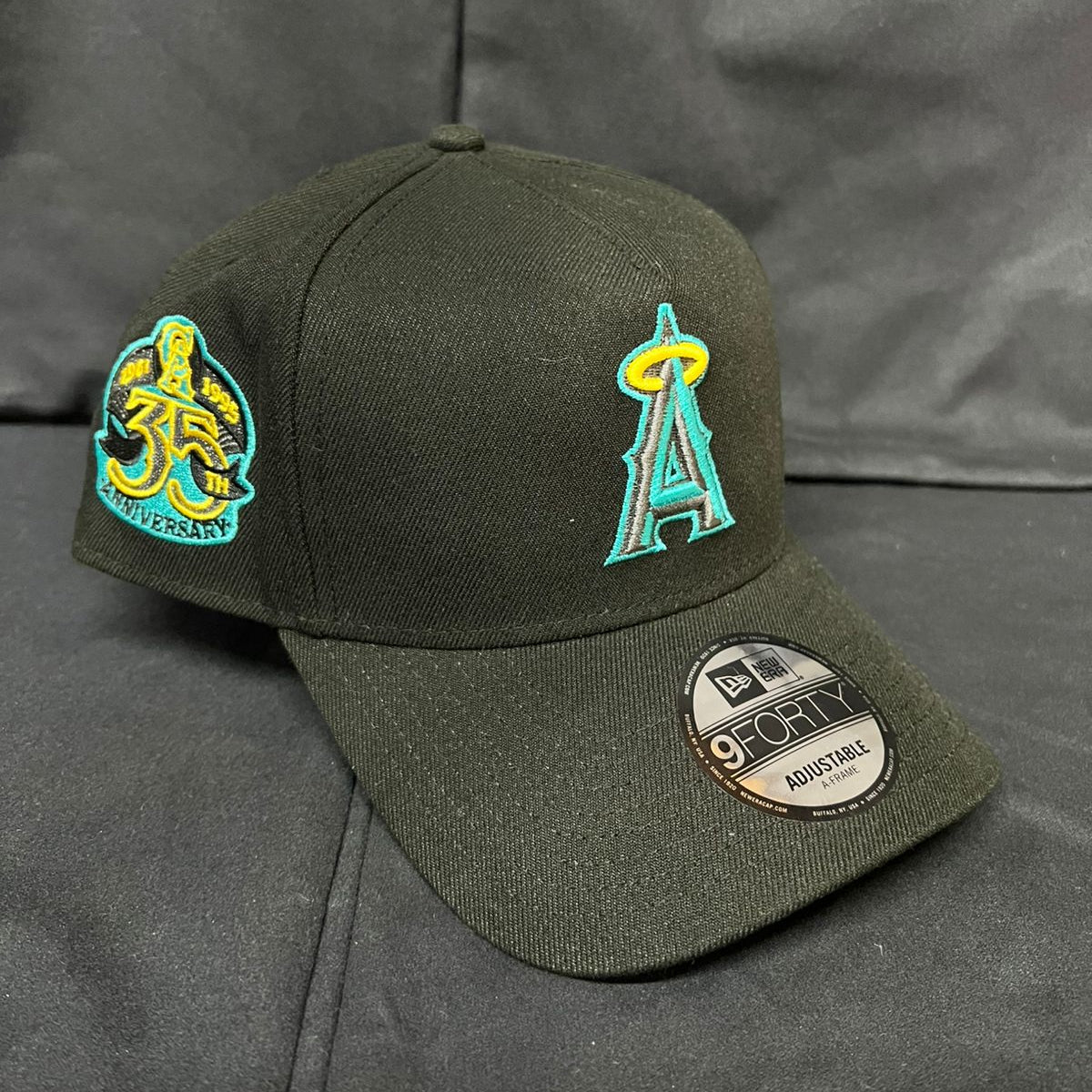 ANAHEIM LA ANGELS NEGRA LOGO AZUL NEW ERA