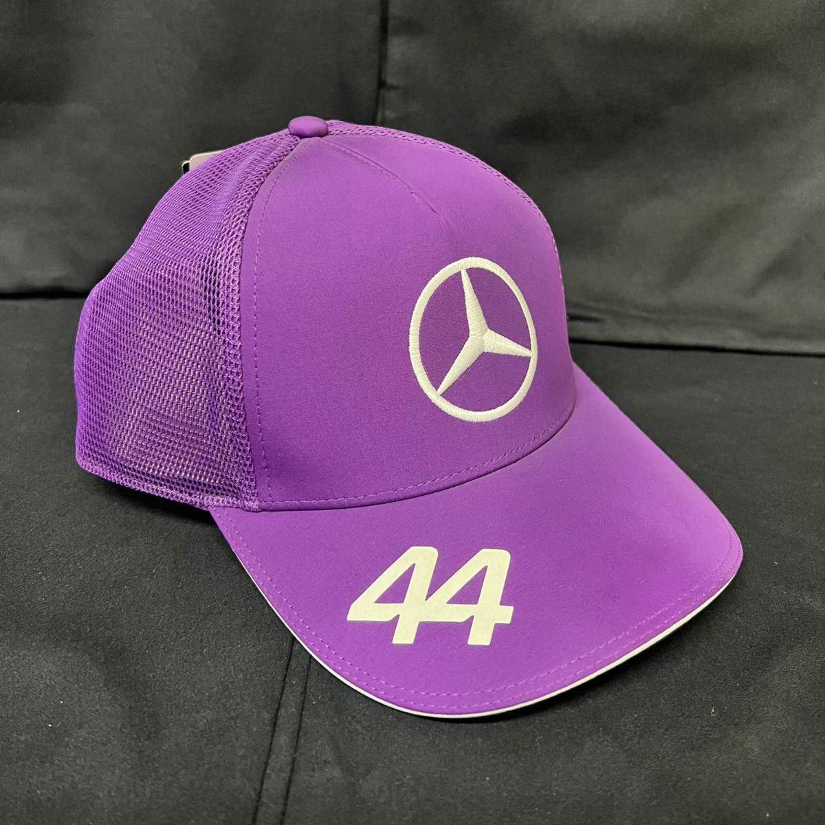 MERCEDES MORADA F1 LOGO BLANCO