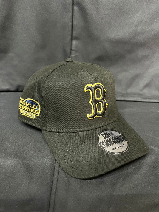 BOSTON LOGO DORADO NEGRA NEW ERA