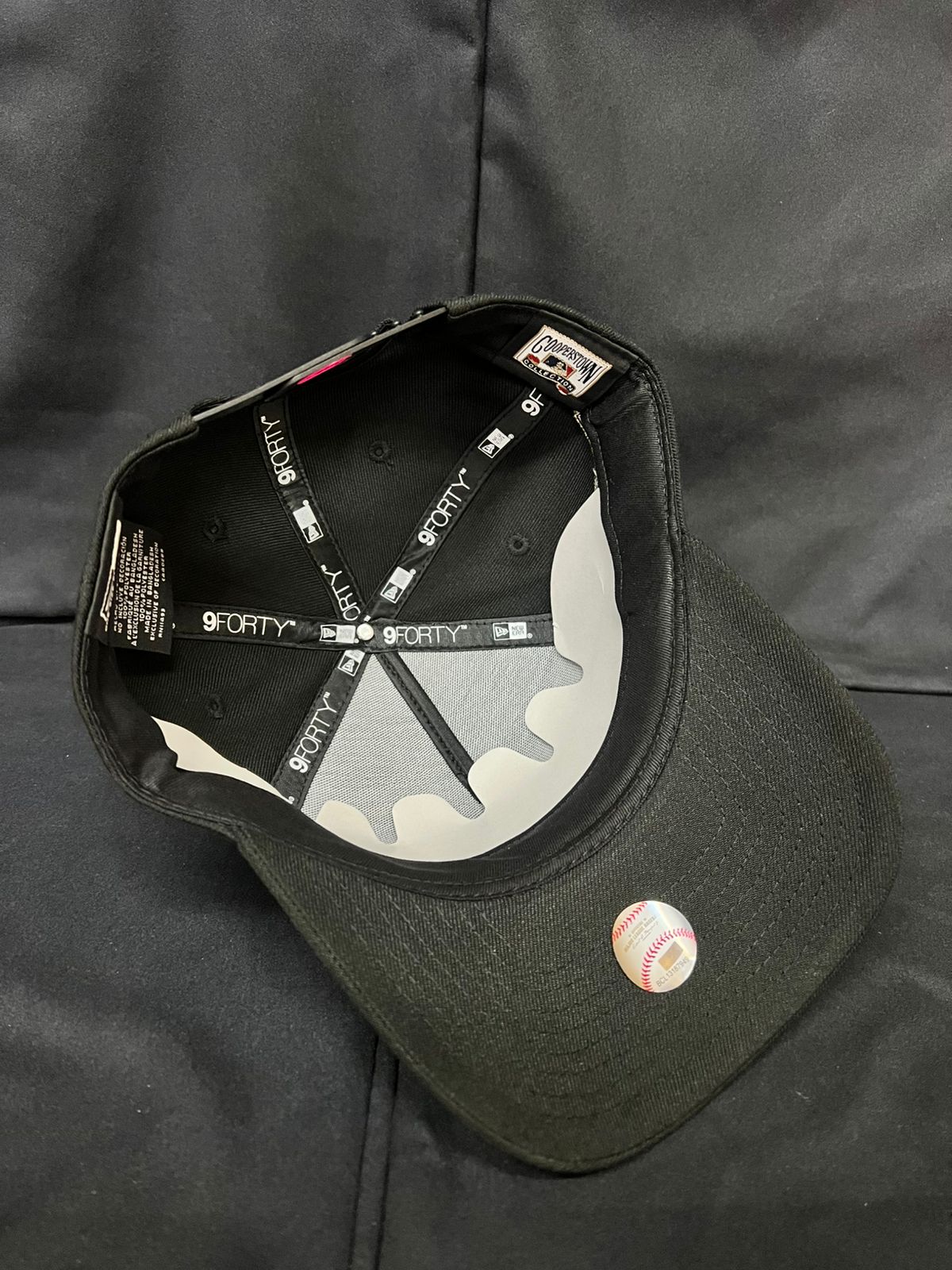 BOSTON LOGO DORADO NEGRA NEW ERA