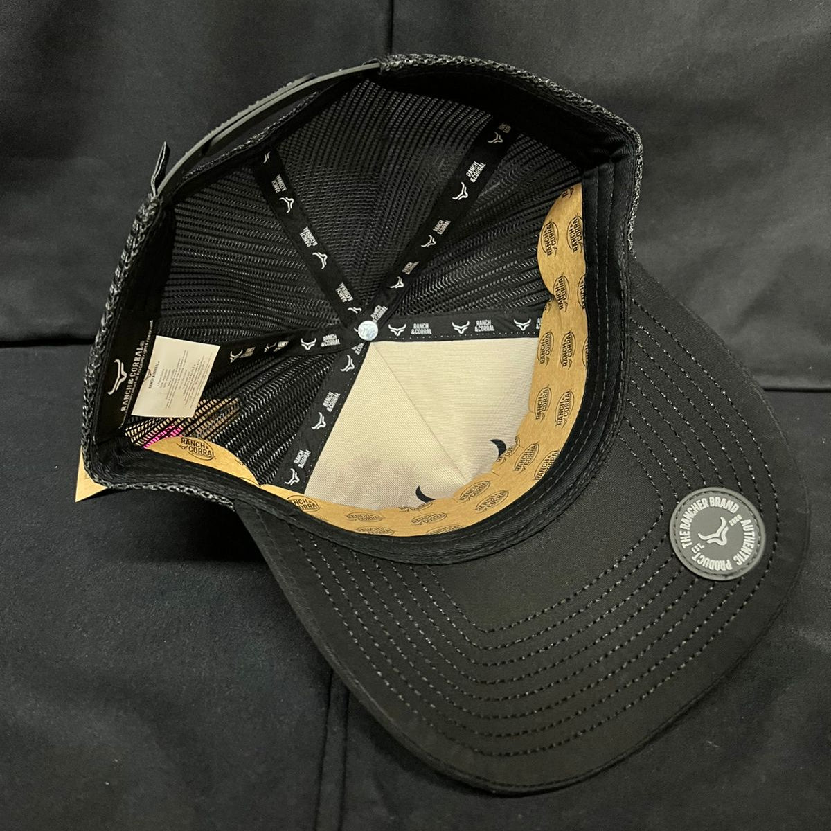 JINETES BLANCO Y NEGRO RANCH AND CORRAL