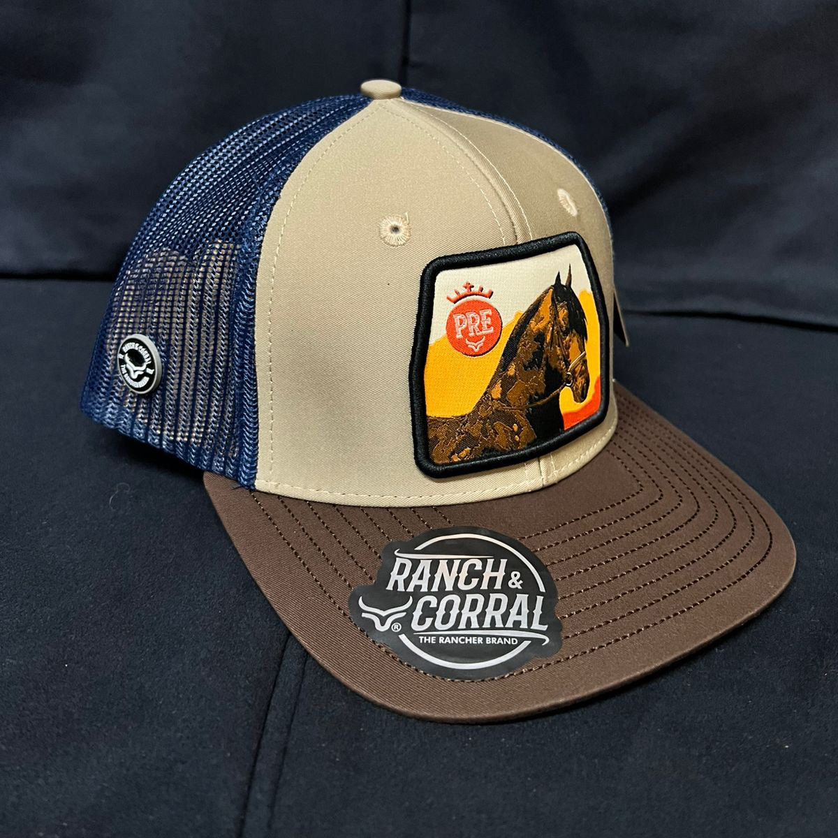 EQUINO MARRON Y BEIGE RANCH AND CORRAL